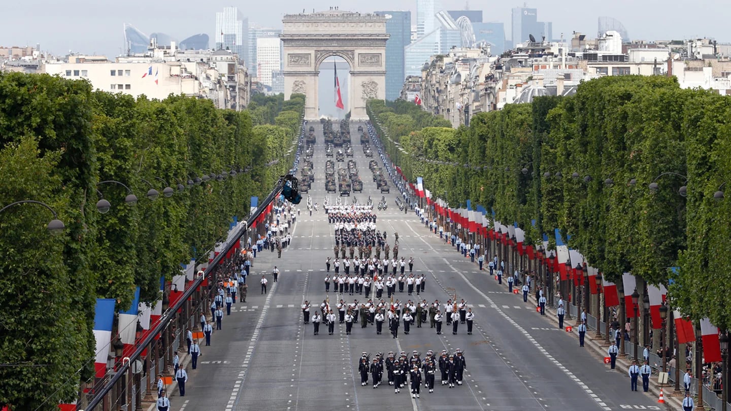 Франция парад в день взятия Бастилии