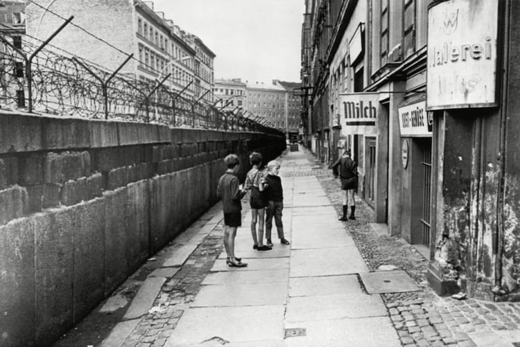 Niños juegan a un costado del Muro en 1966