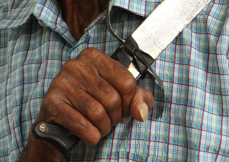 Ladrón en muletas intimidó a sus víctimas con machete en mano y la Policía lo dejó ir