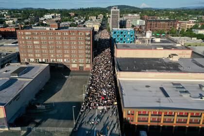 Una multitudinaria manifestación en Portland, Oregon (REUTERS/Terray Sylvester)