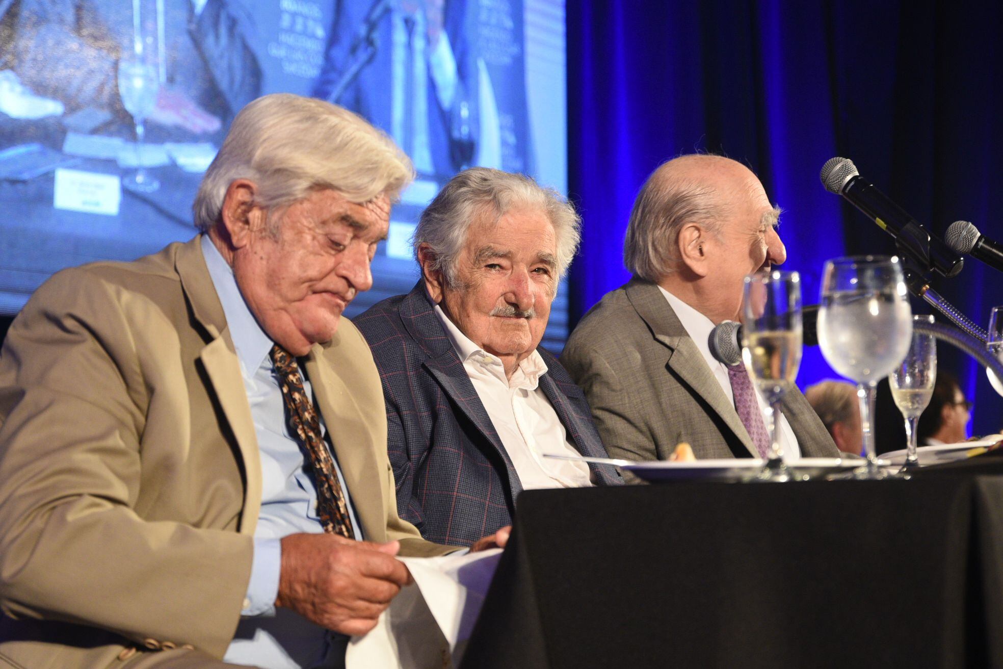 Los expresidentes de Uruguay Luis Alberto Lacalle Herrera (i), José Mujica (c) y Julio María Sanguinetti (d)  participan en un almuerzo de trabajo organizado por la Asociación de Dirigentes de Marketing, en Montevideo (Uruguay) (EFE/Sofía Torres)