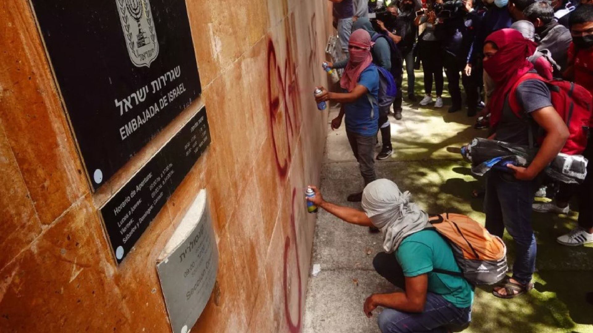 Por segundo día, los normalistas de Ayotzinapa protestaron para exigir la extradición de Tomás Zerón (Foto: Cuartoscuro)
