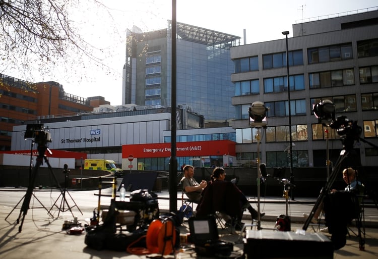 Guardia periodística frente al Hospital St. Thomas de Londres, donde está internado el premier Boris Johnson