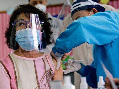 Una mujer recibe la vacuna SinoVac en Yakarta, Indonesia - REUTERS/Ajeng Dinar Ulfiana  REUTERS/Ajeng Dinar Ulfiana