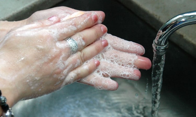 El lavado de manos debe realizarse con agua y jabón, principalmente en momentos críticos, por ejemplo antes de comer y después de usar el inodoro