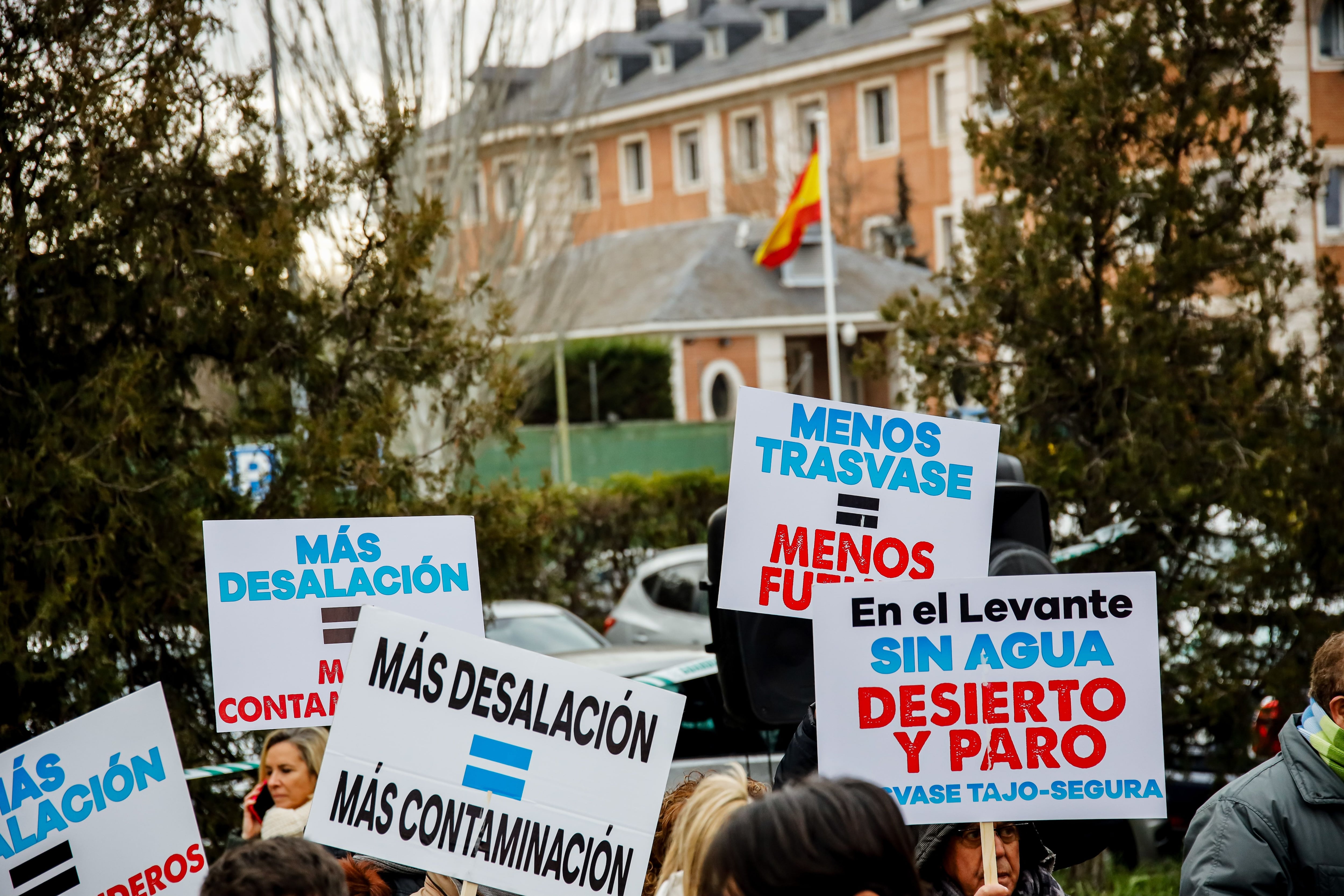 Pancartas durante una concentración para evitar que recorten el trasvase Tajo-Segura, en las inmediaciones del Palacio de la Moncloa, a 24 de enero de 2023, en Madrid. (Carlos Luján / Europa Press)
