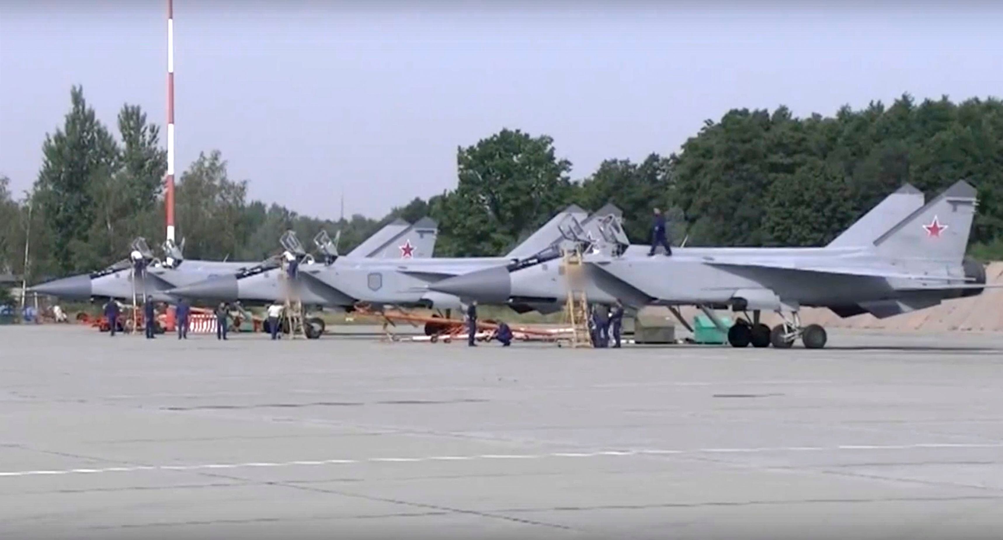 Aviones rusos en la base de Chkalovsk (Russian Defense Ministry Press Service via AP)