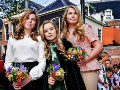 Las tres hijas de los reyes Guillermo Alejandro y Máxima, las princesas Amalia, Alexia y Ariane, posan durante uno de los actos conmemorativo por el 51 cumpleaños del rey Guillermo Alejandro de los Países Bajos, en Groningen  (EFE)