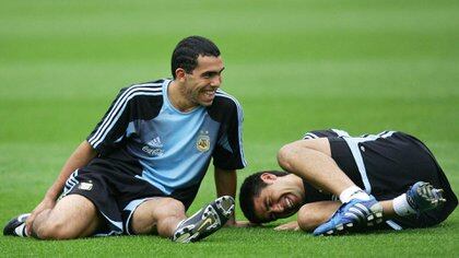 Ayer compañeros, hoy futbolista y dirigente: Tevez reconoció que su relación con Riquelme pasa un buen momento (Foto: NA)