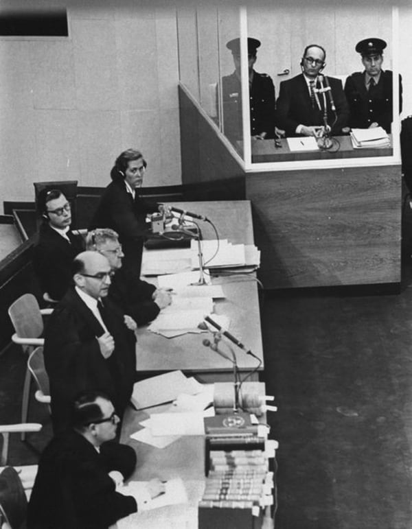 Eichmann frente a los jueces  intentó esgrimir una increíble defensa: él solo obedecía órdenes (Getty)