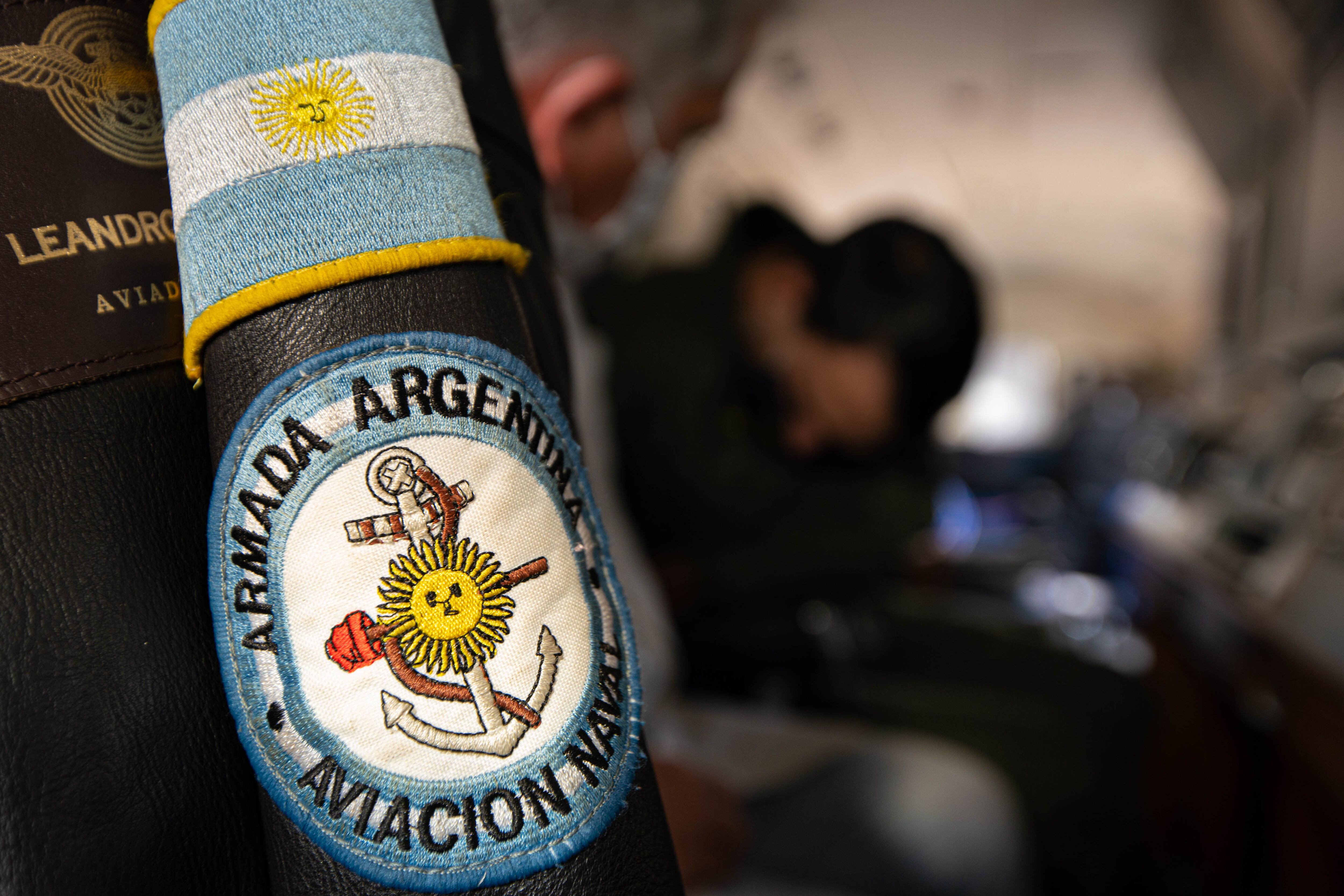  La Aviación Naval es uno de los cuatros componentes principales de la Armada Argentina junto con. La flota de mar, la Infantería de Marina y la Fuerza de submarinos