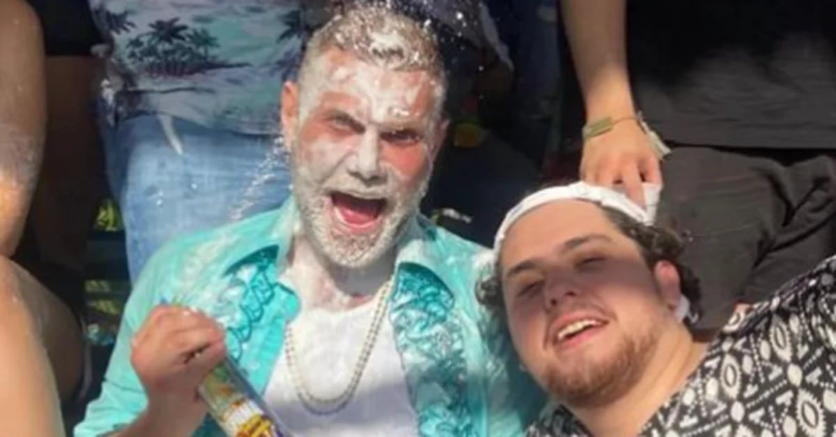 Nacho Vidal bathed in foam at the Barranquilla Carnival