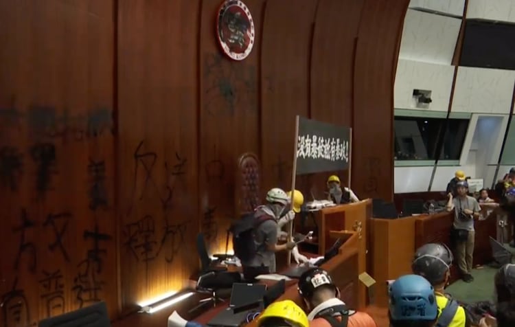 Activistas entraron al Parlamento y lo ocuparon por una noche