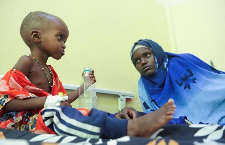 Imagen de archivo de una niña malnutrida de tres años bebiendo agua de una botella mientras su madre mira en la sección de pediatría del Hospital Banadir de Mogadiscio, Somalia. REUTERS/Feisal Omar