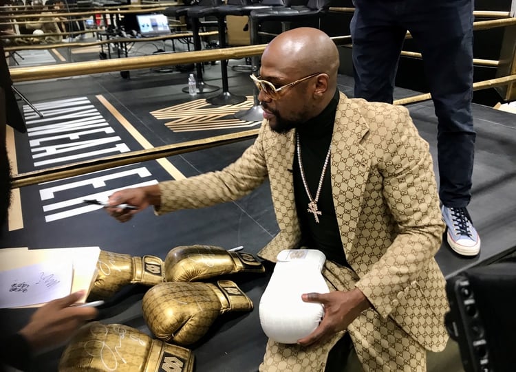 Floyd Mayweather firma guantes de box en Torrance, California (REUTERS/Rory Carroll)