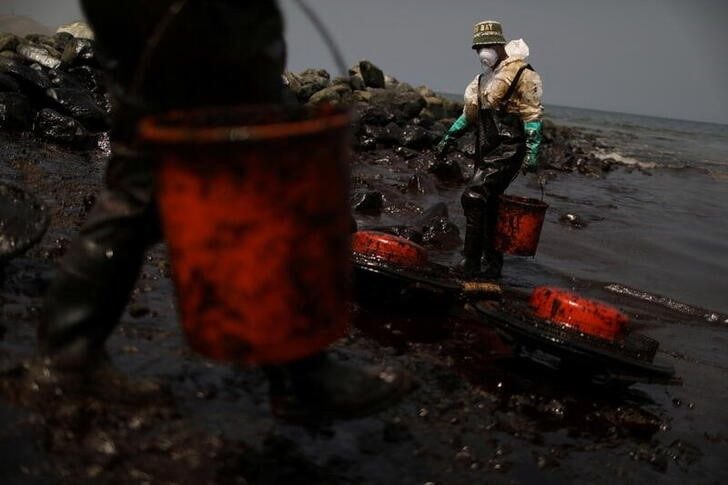 Foto de archivo de trabajadores limpiando la vosta tras un derrame de petróleo en Ancon, Peru Ene 25, 2022. REUTERS/Pilar Olivares