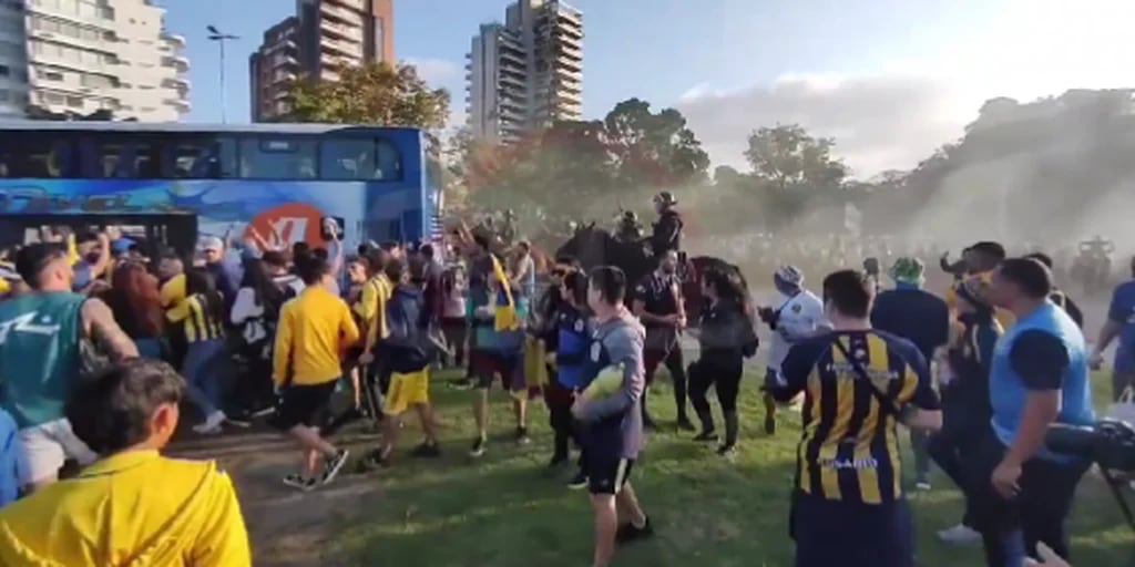 Los videos de los incidentes entre los hinchas de Rosario Central y la policía antes del choque con Atlético Mineiro por la Copa Libertadores 
