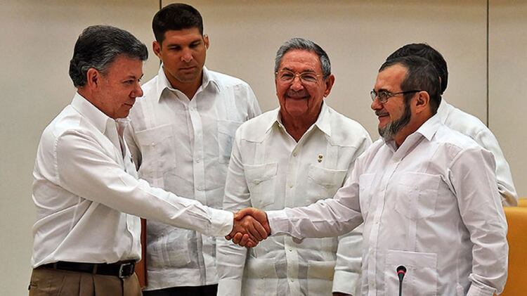 Juan Manuel Santos, Timochenko y Raúl Castro, en el acto de firma del Acuerdo de Paz, en septiembre de 2016