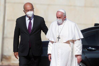 El presidente de Irak, Barham Salih, da la bienvenida al Papa Francisco en el Palacio Presidencial. REUTERS/Yara Nardi