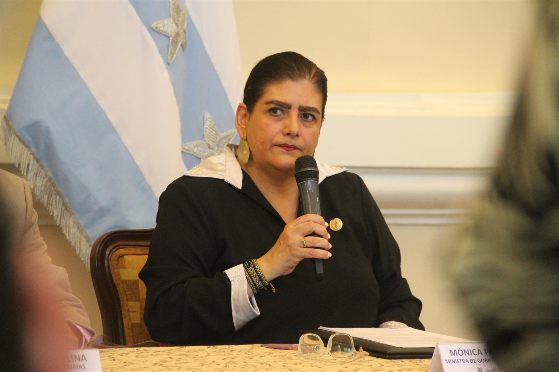 La ministra de Gobierno de Ecuador deja el cargo y asume el de Interior