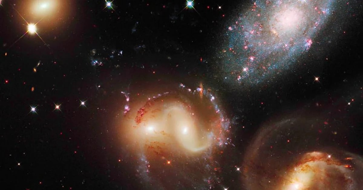 Das Hubble-Weltraumteleskop entdeckte eine Galaxie, die sich hinter einer fernen Sternentstehung verbirgt