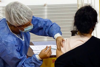 Una persona recibe la vacuna Sputnik V contra la covid-19 en Buenos Aires (Argentina). EFE/Enrique García Medina/Archivo 