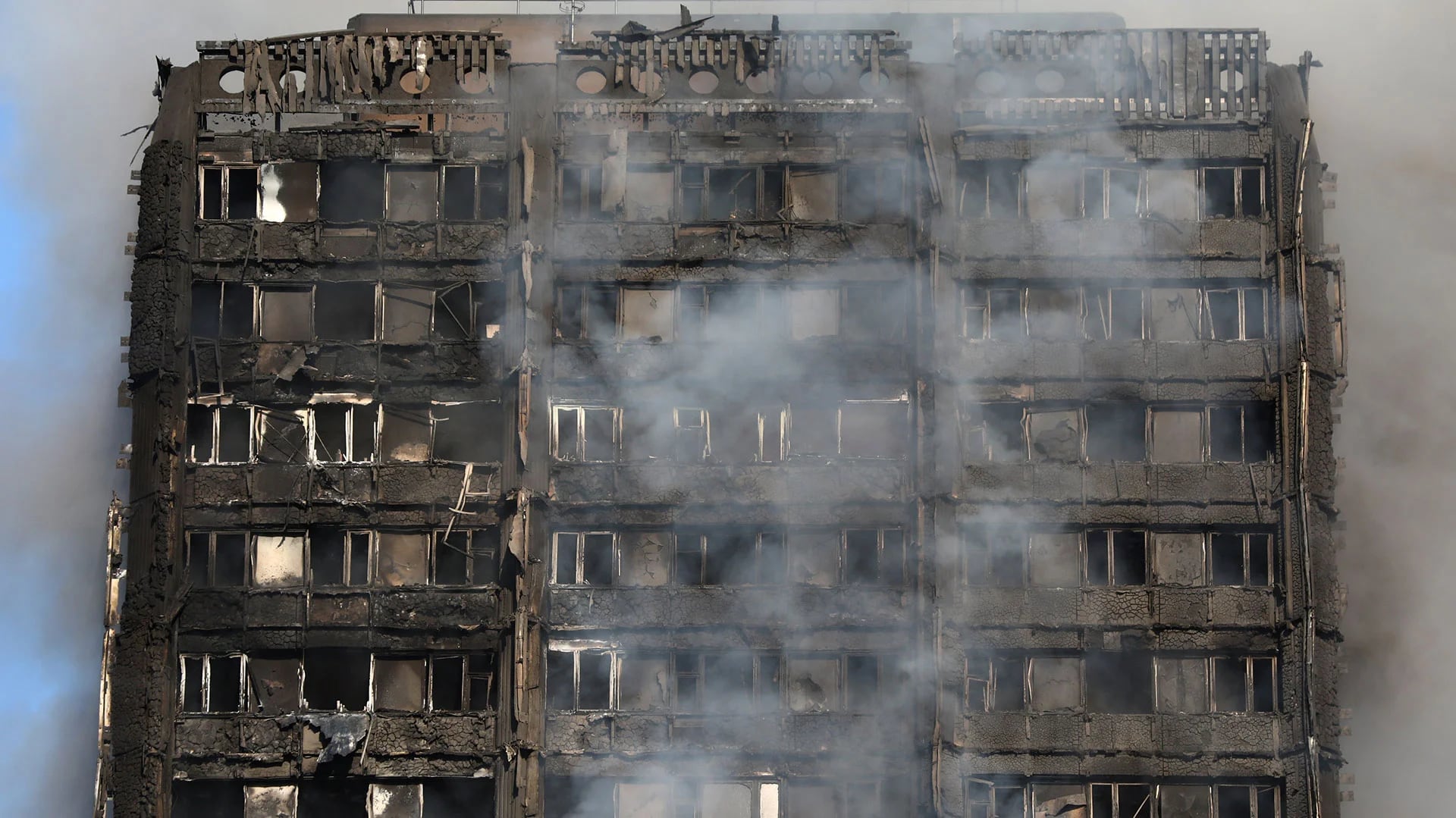 El edificio quedó rápidamente envuelto en llamas, atrapando a decenas de personas en su interior (Reuters)