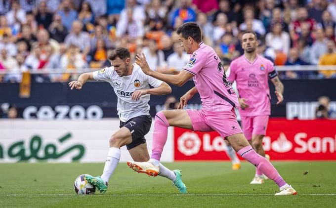 Toni Lato protege el balón durante el partido ante el Espanyol (EFE).