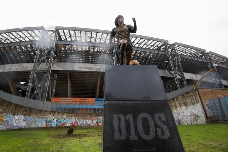     El enorme pedestal sobre la que estaba montada, con la leyenda "D10s" (REUTERS/Ciro De Luca) 