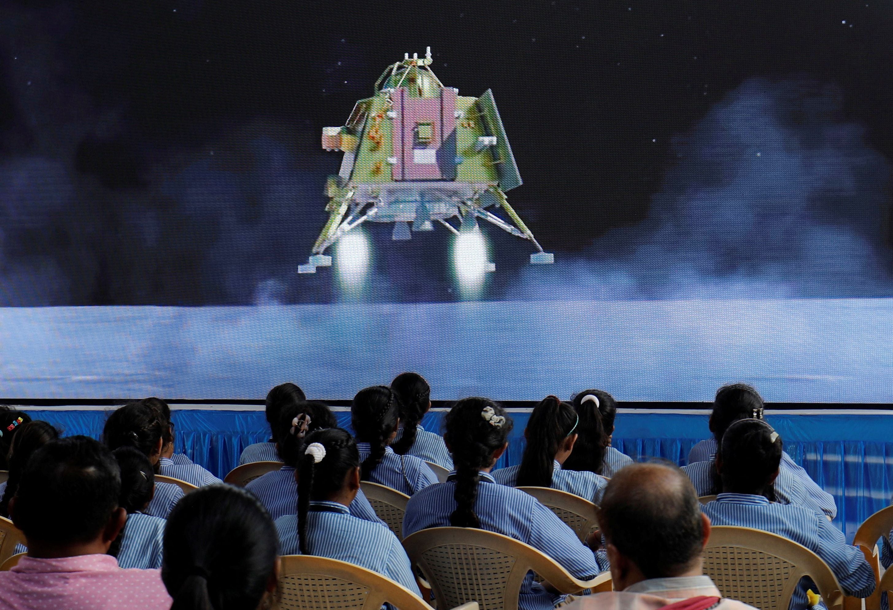Un grupo de personas observa la retransmisión en directo del alunizaje de la nave espacial Chandrayaan-3 en un auditorio de la Ciudad de la Ciencia de Gujarat, en Ahmedabad (India), el 23 de agosto de 2023. REUTERS/Amit Dave