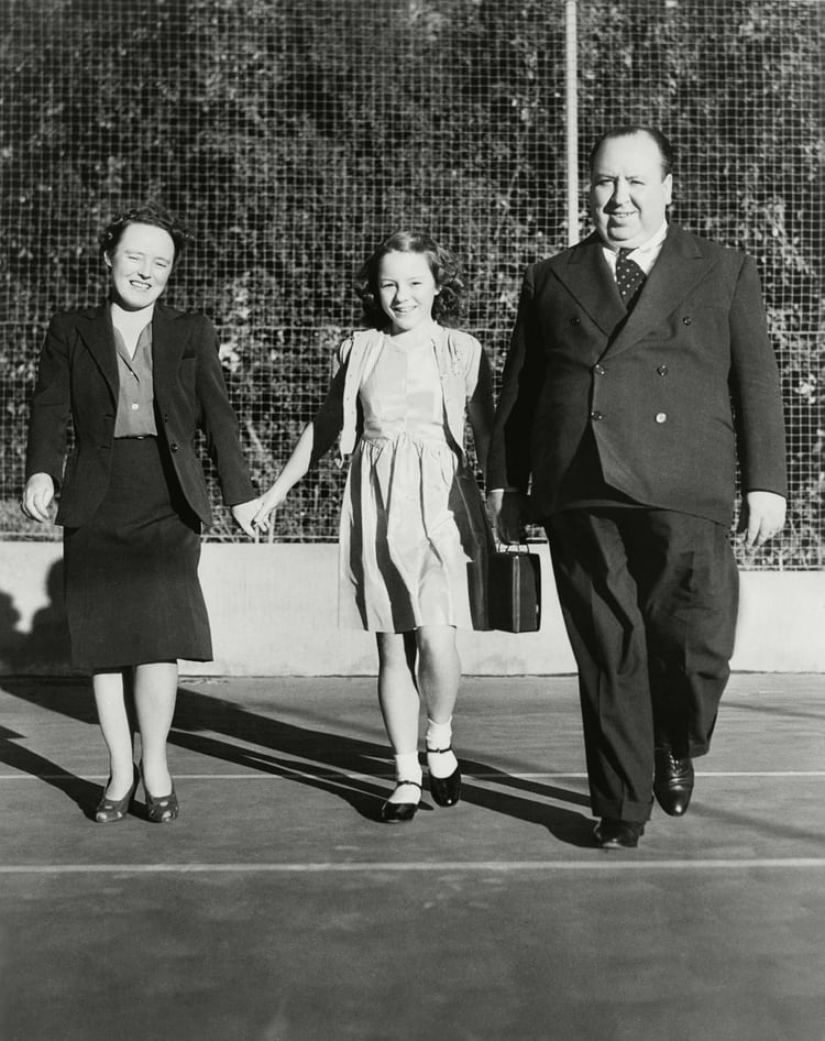 Con su mujer, Alma Reville, y su hija Patricia, en 1942 (Shutterstock) 