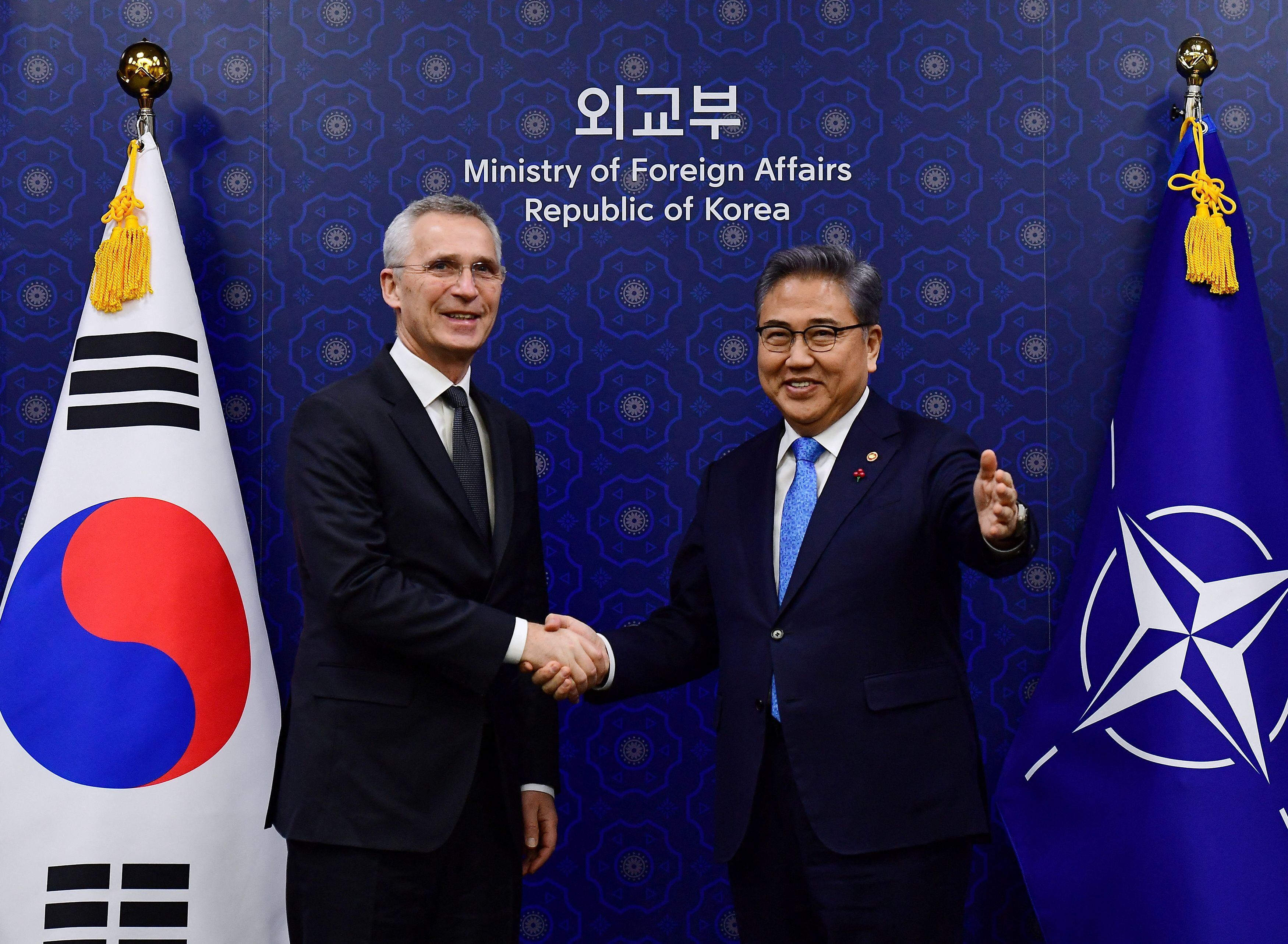 El Secretario General de la OTAN, Jens Stoltenberg, con el Ministro de Asuntos Exteriores de Corea del Sur, Park Jin, durante su reunión en el Ministerio de Asuntos Exteriores en Seúl, Corea del Sur 29 de enero 2023. Kim Min-Hee/Pool vía Reuters