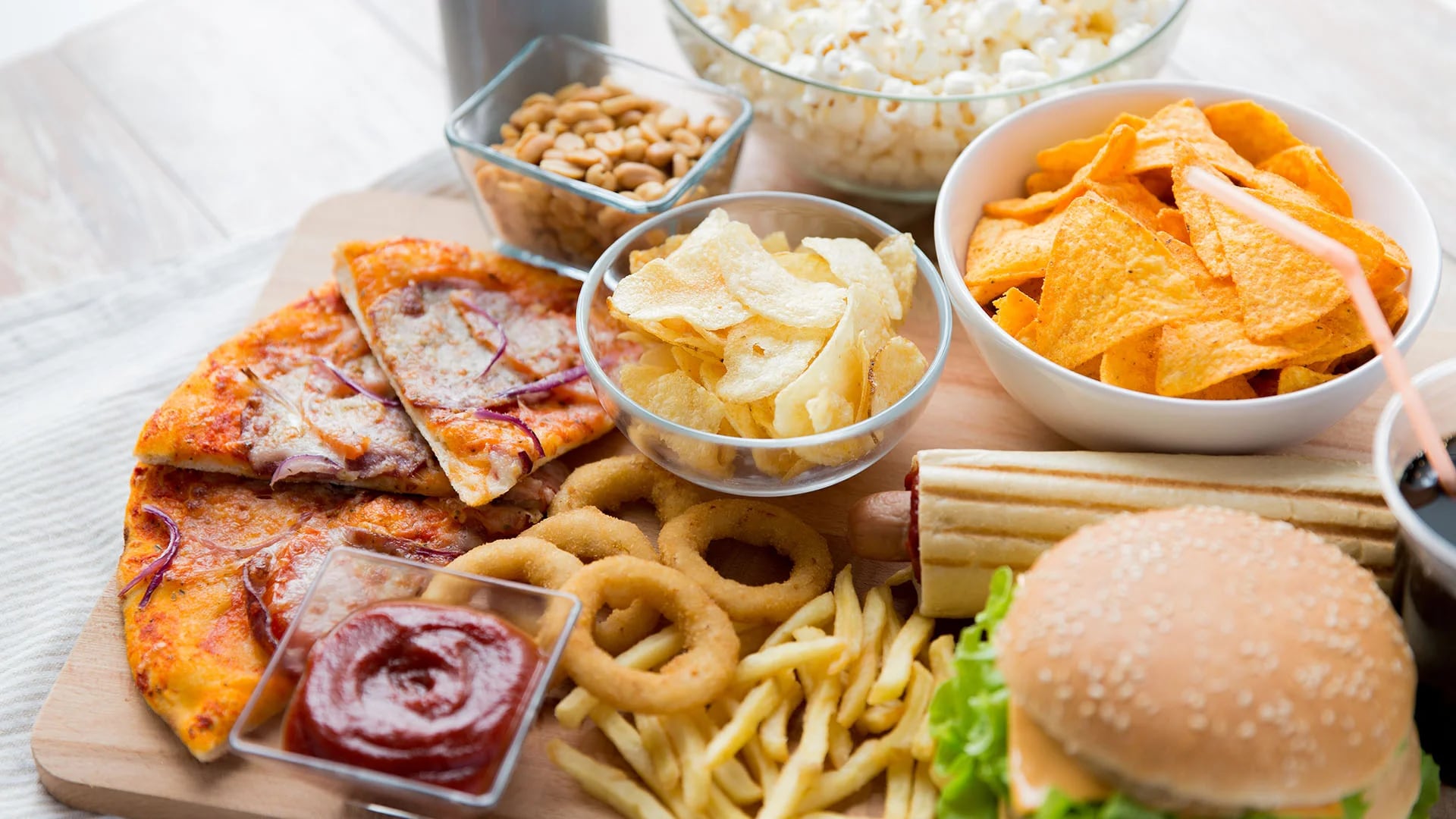 La obesidad es sólo una de las consecuencias del consumo excesivo de alimentos ultraprocesados (Shutterstock)
