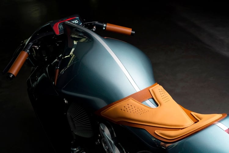 siento de cuero cosido a mano, detalle a los que acostumbra Aston Martin
