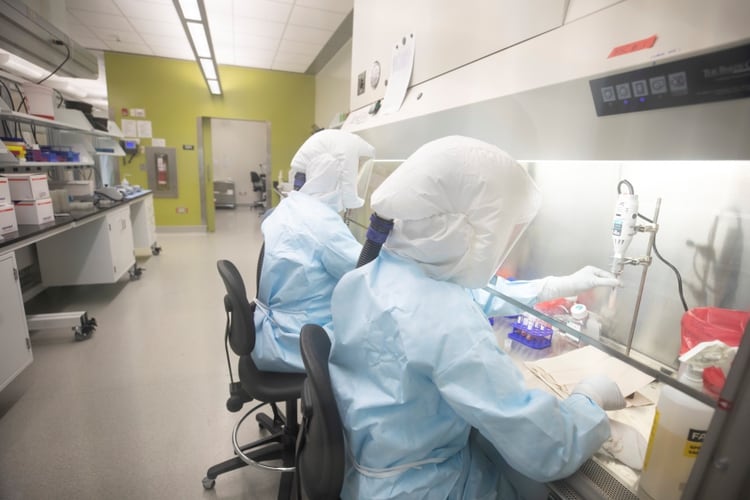 Vientíficos trabajan en la elaboración de una vacuna para el coronavirus (David Stobbe/VIDO-InterVac/University of Saskatchewan/Handout via REUTERS)