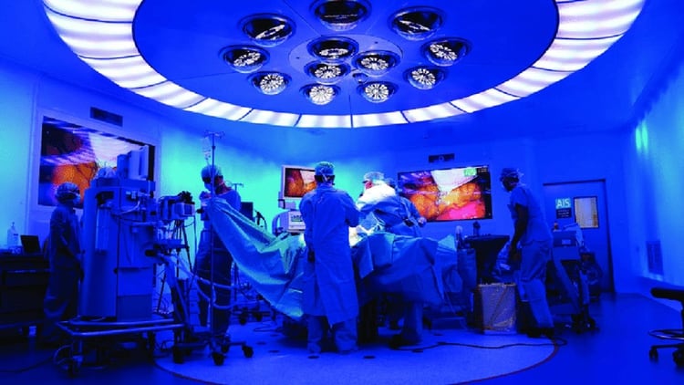 El proyecto llamado “Cirujano a distancia 5G” que se mostró en el Congreso de Móviles fue desarrollado por AIS Channel, Hospital Clínic y Vodafone y buscó mostrar el uso de la tecnología de quinta generación para hacer una intervención telasistida.