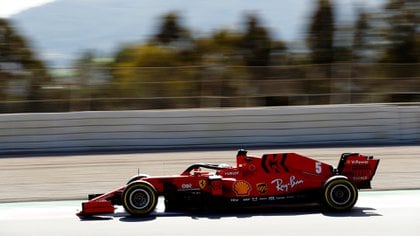 Sebastian Vettel en acción. No seguirá en Ferrari el año próximo. Afirmó que "no le ofrecieron renovar su contrato". El alemán suena para correr en Aston Martin en 2021 (Prensa Pirelli).