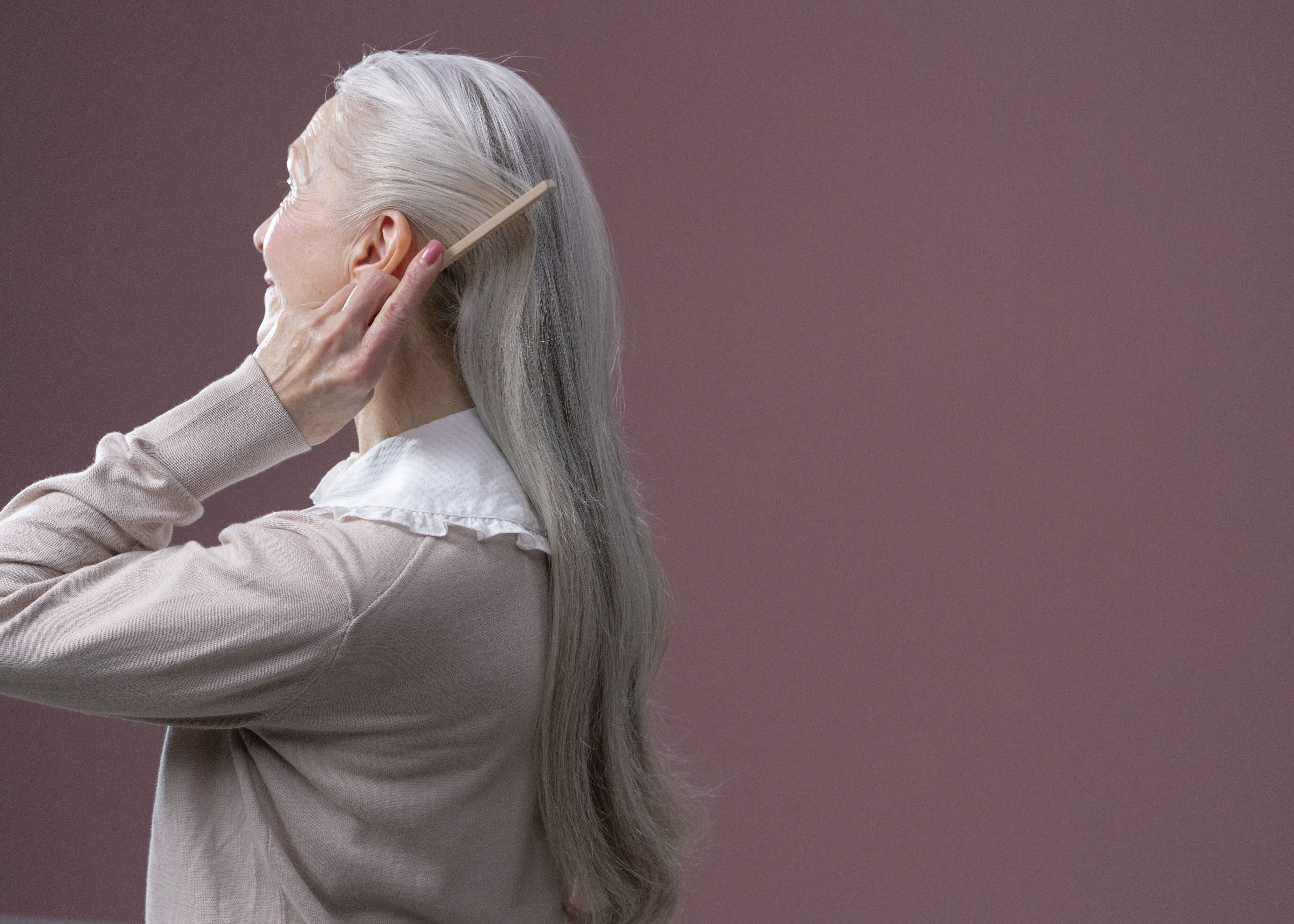Hay quienes optan por dejar lucir las canas (Pexels)