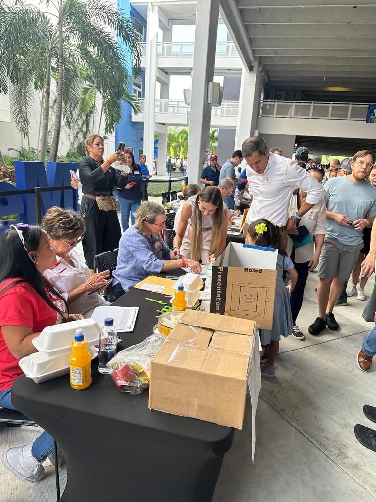 Juan Guaidó vota en la ciudad de Miamia