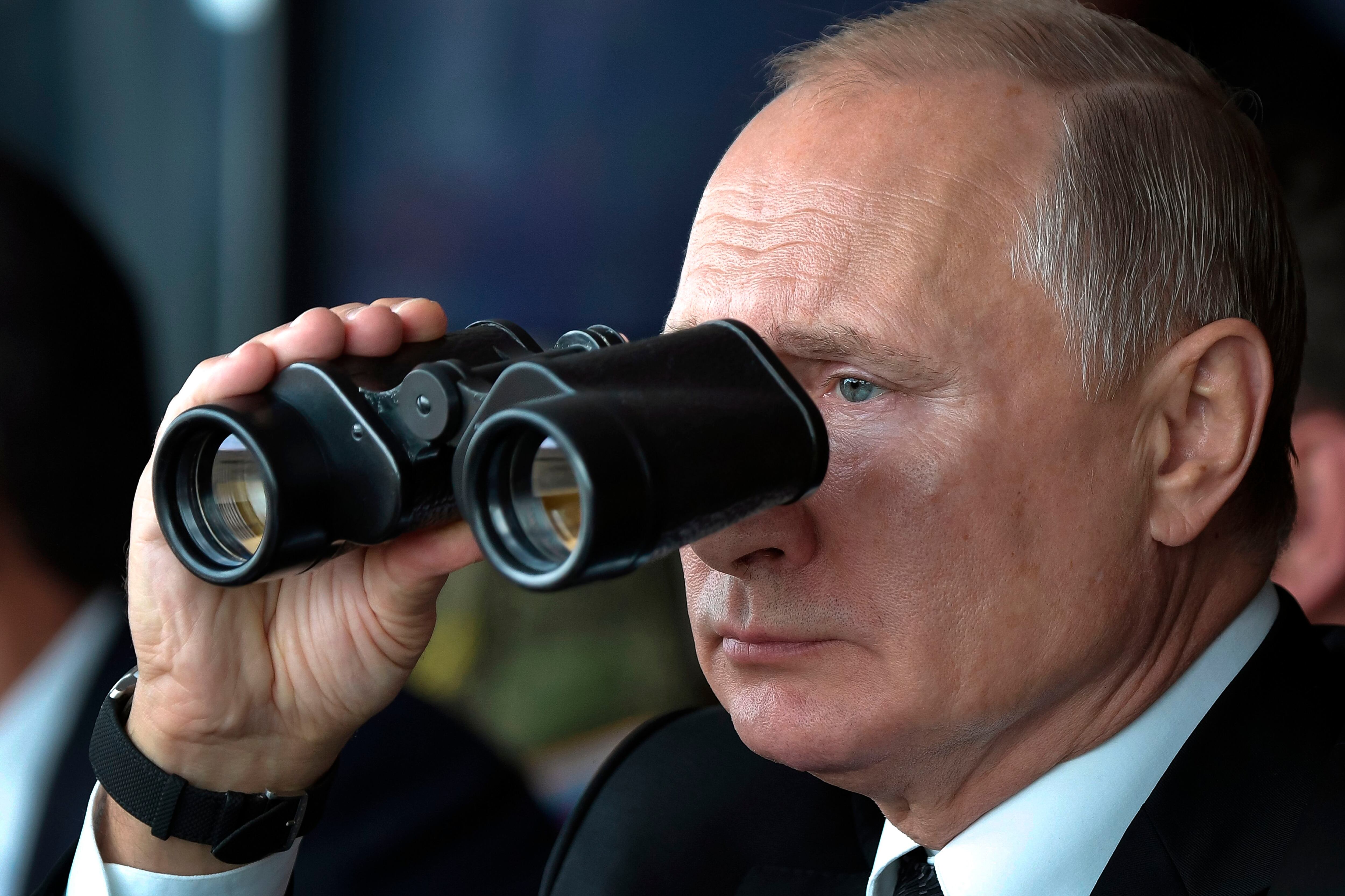 El presidente ruso, Vladimir Putin, usa unos binoculares para ver unos ejercicios militares    (Alexei Nikolsky, Sputnik, Foto de Pool del Kremlin vía AP, Archivo)