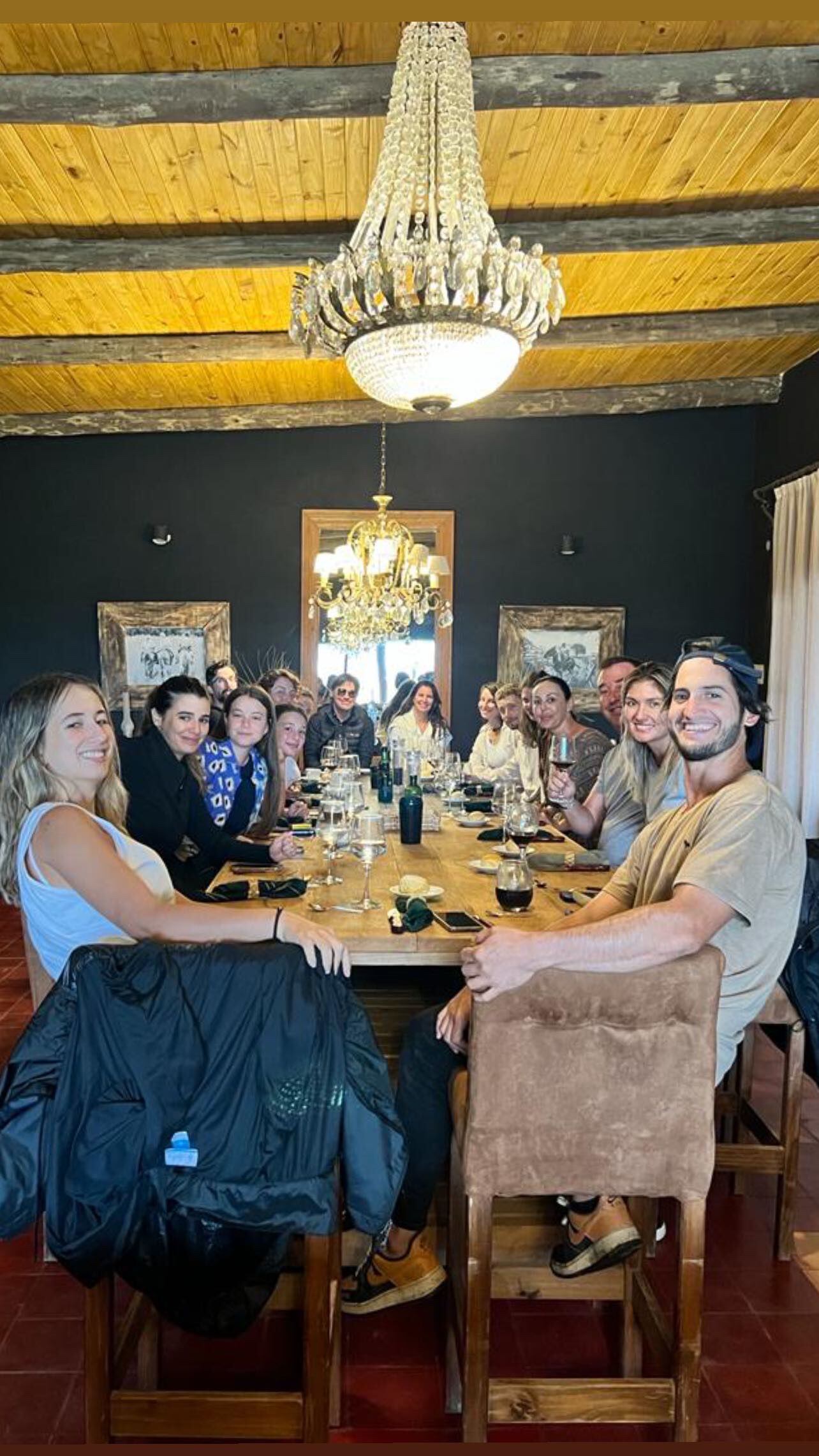 En una de las mesas largas en las que comparten las comidas con los huéspedes (Foto: Facebook “Estancia Don Joaquín”)
