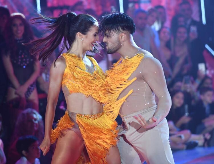El segundo ritmo fue el Cha Cha Pop, donde la pareja de Flor Vigna y Facu Mazzei se llevó el punto logrando el empate 