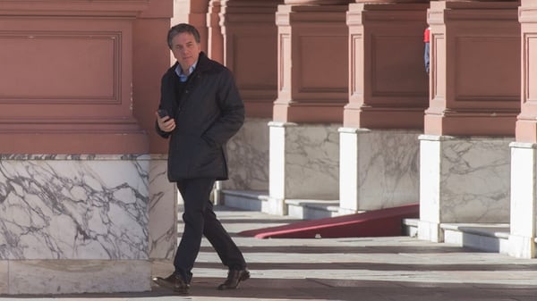 El ministro Dujovne saliendo de la Casa Rosada (Crédito foto: Adrián Escándar)