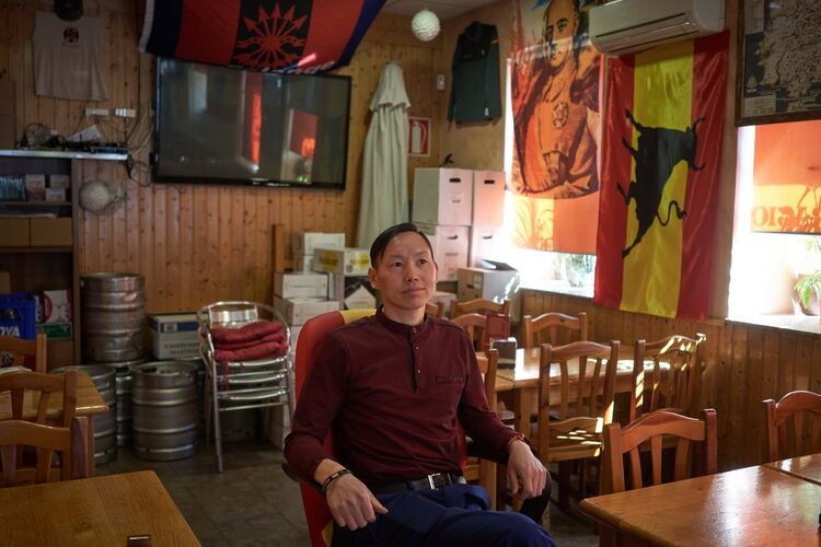 Xianwei Chen, nacido en China, decidió rendir homenaje en su bar al caudillo de España en 2013. (Samuel Aranda para The New York Times)