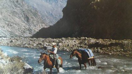 Rémy cruzando la Cordillera a caballo en 1991