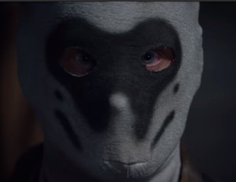 Los hombres enmascarados son el rostro del supremacismo blanco en la serie (Foto: Captura de pantalla)