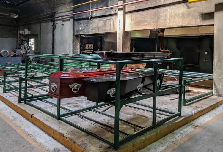Dos ataúdes esperan turno cerca de los hornos crematorios de la Chacarita.