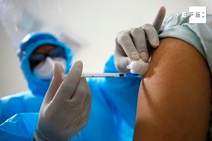 Personal de salud se aplican la vacuna contra la covid-19 hoy, en la clínica Unidos por la Vida en Cali (Colombia). EFE/ Ernesto Guzmán Jr 