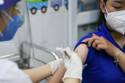 El informe hace un llamando particularmente a los países ricos a proporcionar más de 2.000 millones de dosis de vacunas de aquí a mediados de 2022, al menos 1.000 millones de ellas antes de septiembre. (REUTERS/Thanh Hue/archivo)