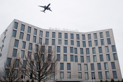 Un avión vuela sobre un hotel en el aeropuerto Heathrow de Londres (Reuters)